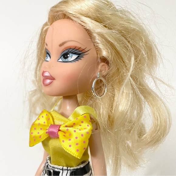 Bratz Doll Cloe MGA Doll - Picture 5 of 16